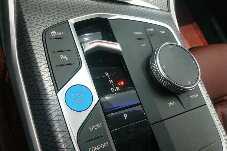 宝马i3 2024款 eDrive 40 L 曜夜套装中控内饰18