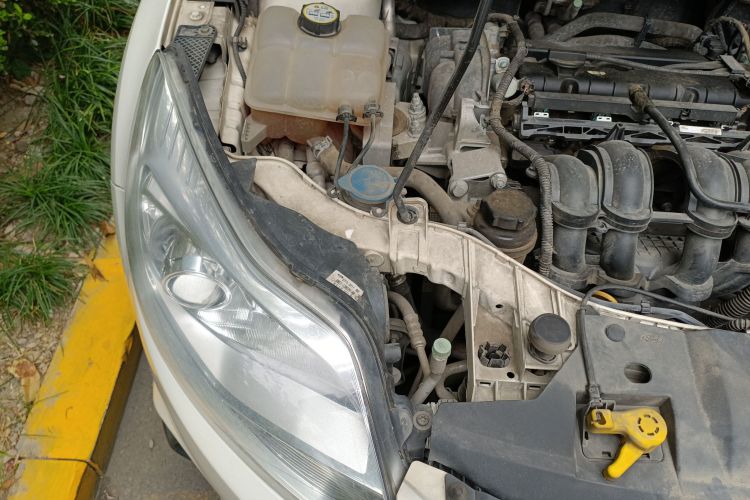 福特 福克斯 2012款 三厢 1.6L 自动舒适型局部细节9006