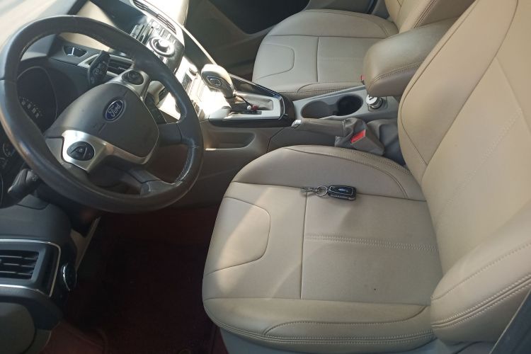 福特 福克斯 2012款 三厢 1.6L 自动风尚型中控内饰19