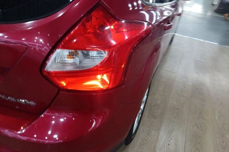 福特 福克斯 2012款 两厢 1.6L 自动舒适型车身外观9