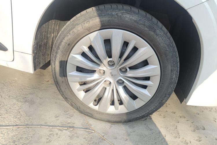 五菱汽车 五菱佳辰 2022款 1.5L 手动乐享精英型车身外观10