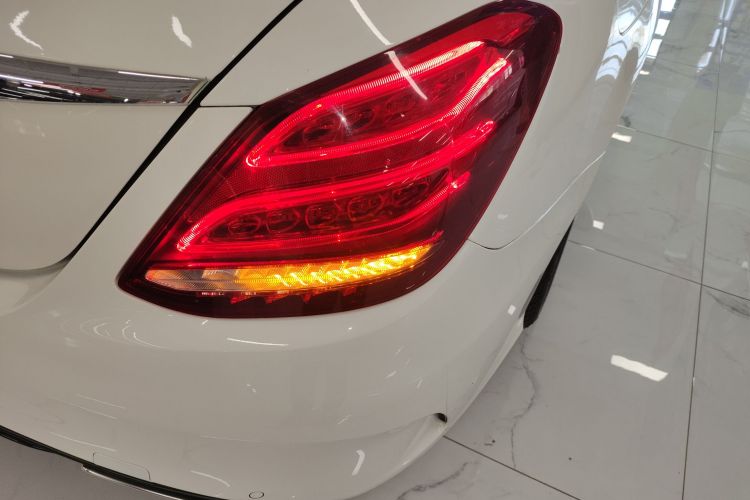 奔驰C级 2018款 C 200 运动版车身外观9