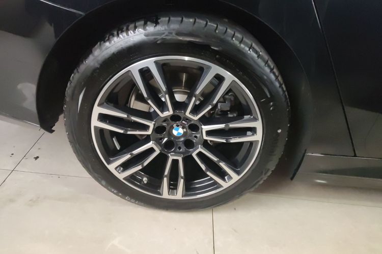 宝马5系 2025款 530Li 领先型 M运动套装车身外观6008