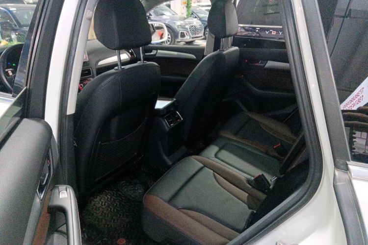 奥迪Q5 2018款 典藏版 40 TFSI 技术型中控内饰21