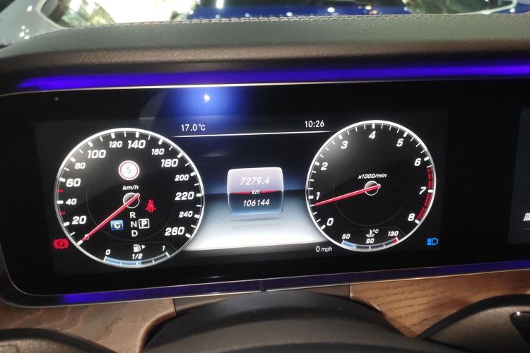 奔驰E级 2016款 E 300 L 时尚型中控内饰14