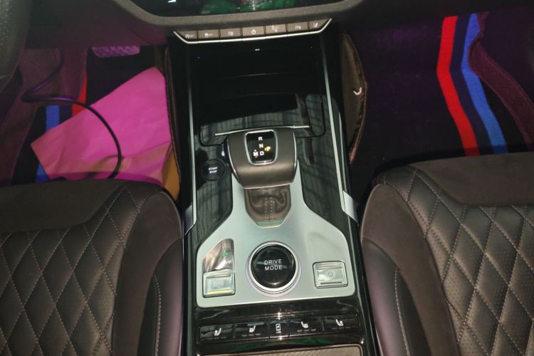 红旗HS5 2019款 2.0T 智联旗领四驱版中控内饰18