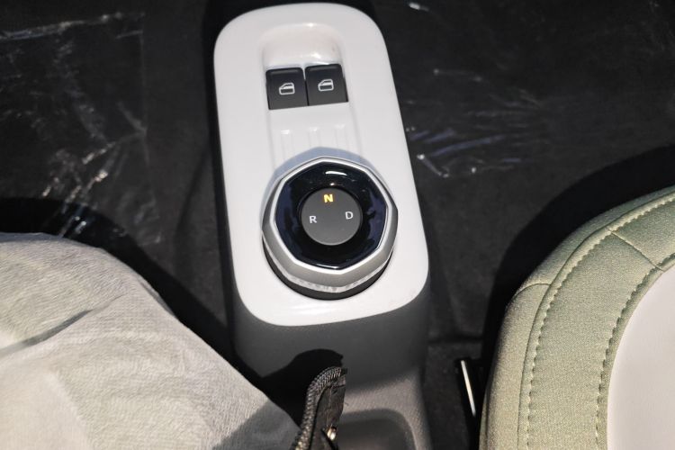 吉利银河 2025款 210km 熊猫骑士中控内饰18