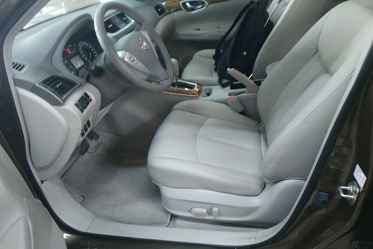 日产 轩逸 2014款 1.6XV CVT尊享版中控内饰19