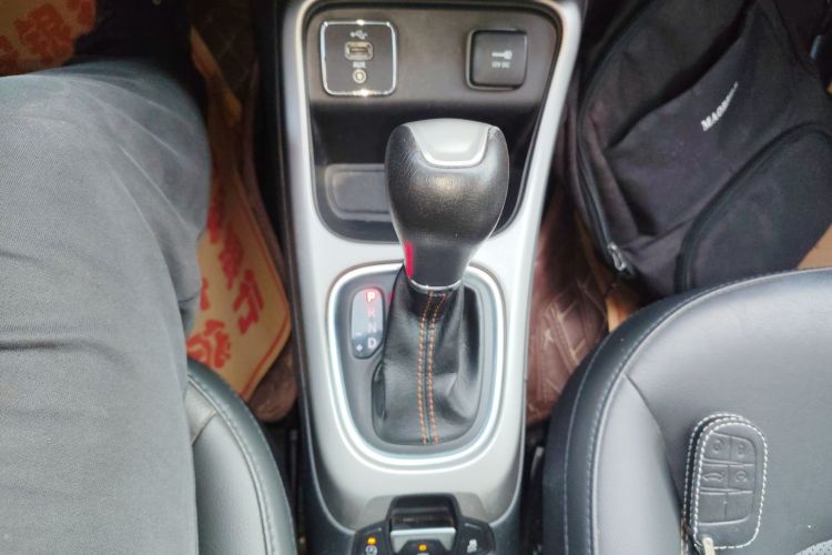 Jeep 指南者 2019款 200T 自动家享-互联大屏版中控内饰18