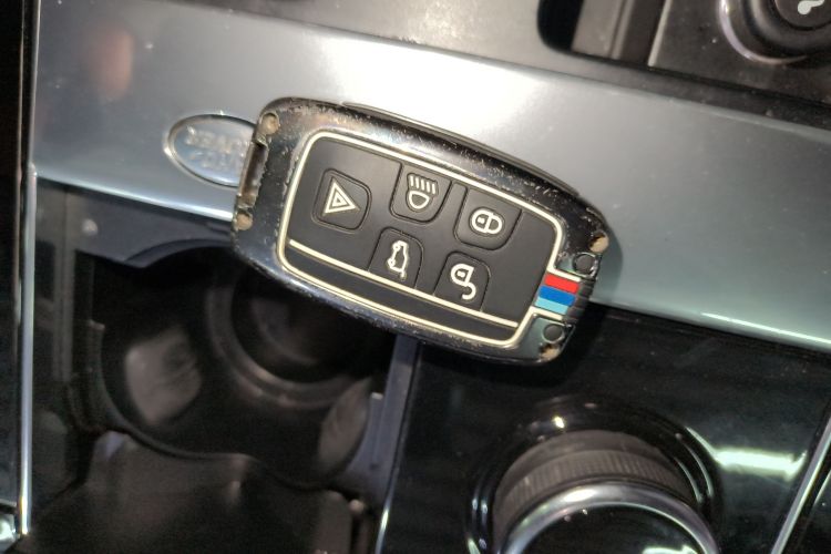 路虎 揽胜星脉 2020款 P250 R-DYNAMIC S中控内饰11