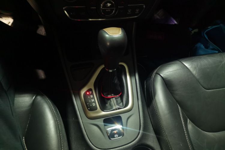 Jeep 自由光 2016款 2.0L 优越版中控内饰18