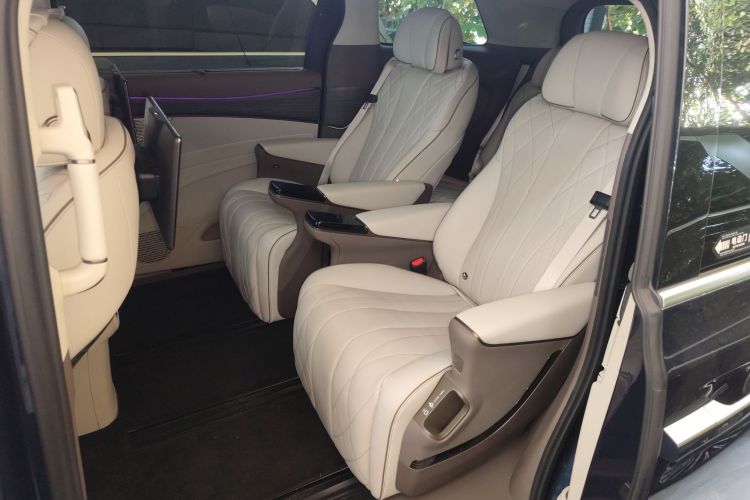 腾势D9 2022款 DM-i 970 四驱旗舰型中控内饰7004