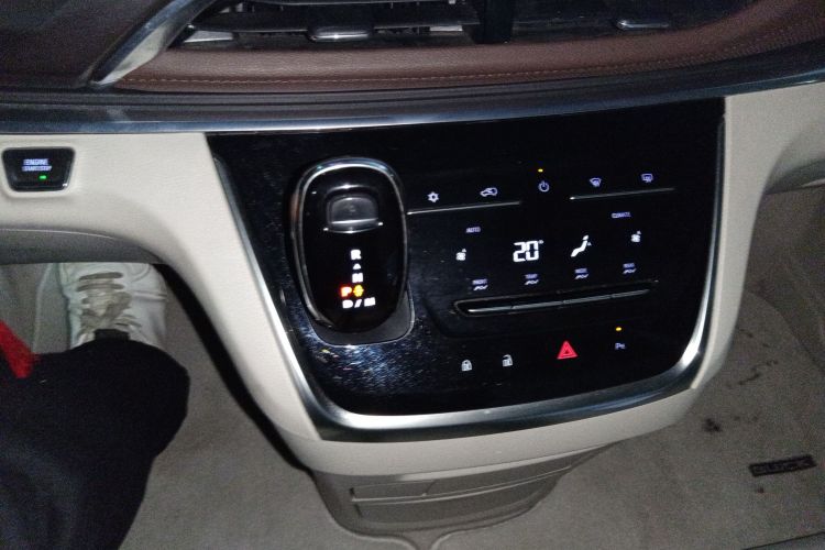 别克GL8 2021款 陆上公务舱 652T 豪华型中控内饰18