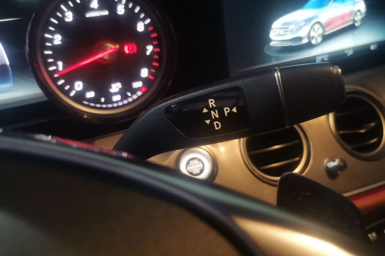 奔驰E级 2017款 E 300 运动型局部细节18