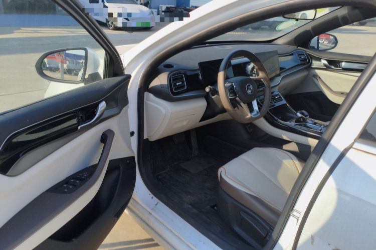 比亚迪 秦PLUS 2024款 荣耀版 DM-i 120KM领先型中控内饰20