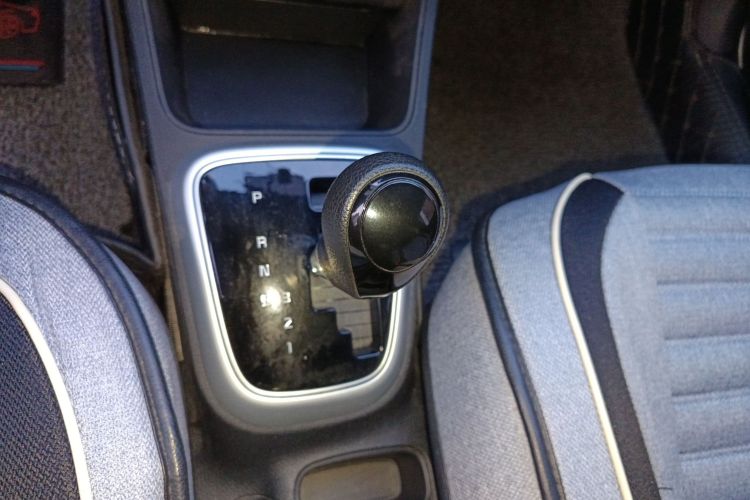 起亚 焕驰 2020款 改款 1.4L 自动舒适天窗版中控内饰18