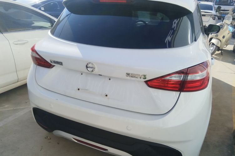 江铃集团新能源 易至EV3 2022款 小雷达悦跑型车身外观7