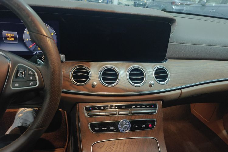 奔驰E级 2018款 改款 E 300 L 时尚型中控内饰16