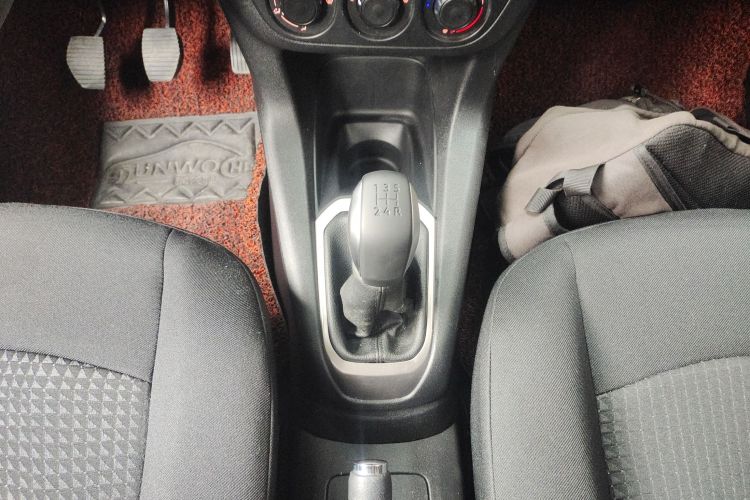 标致301 2016款 1.6L 手动舒适版中控内饰18