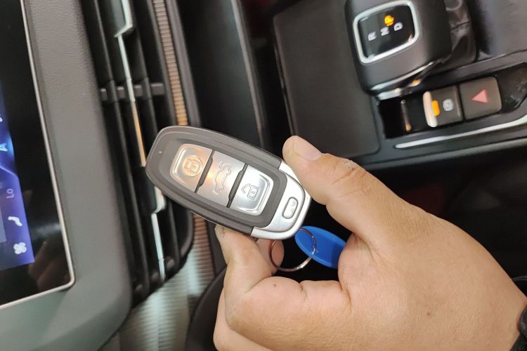 红旗E-QM5 2022款 431km 充电乐享版中控内饰11