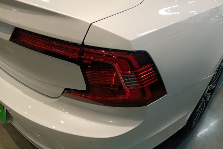 沃尔沃S90新能源 2022款 T8 E驱混动 智逸豪华版车身外观9