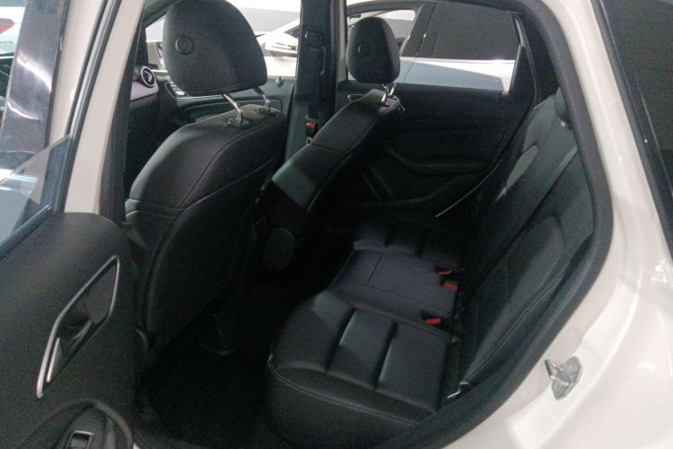 奔驰B级 2018款 B 200 时尚型中控内饰21