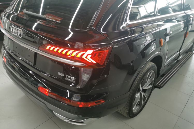 奥迪Q7 2020款 55 TFSI quattro S line运动型车身外观9