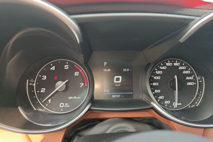 阿尔法·罗密欧 Giulia朱丽叶 2017款 2.0T 200HP 精英版中控内饰14