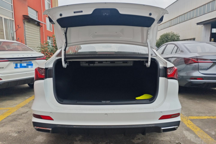 荣威i5 2023款 1.5L CVT豪华版机舱底盘23