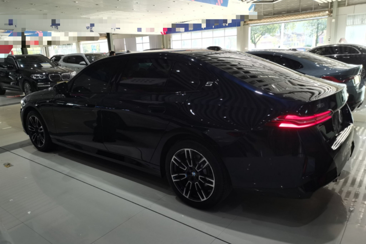 宝马5系 2025款 530Li 领先型 M运动套装车身外观6003