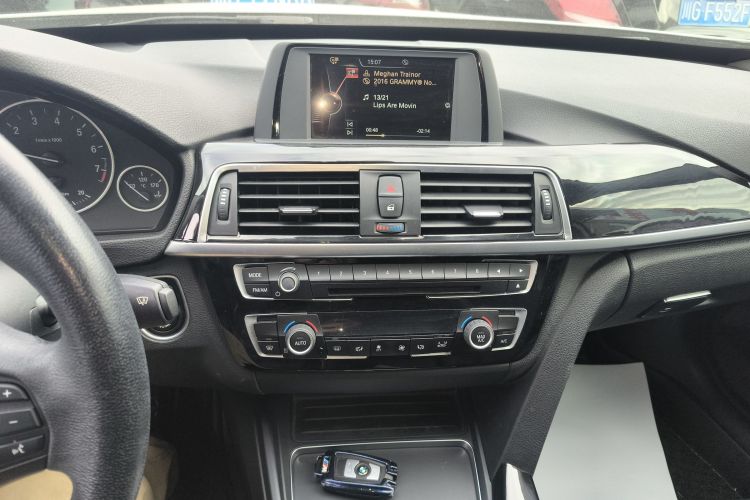 宝马3系GT 2017款 320i 时尚型中控内饰16