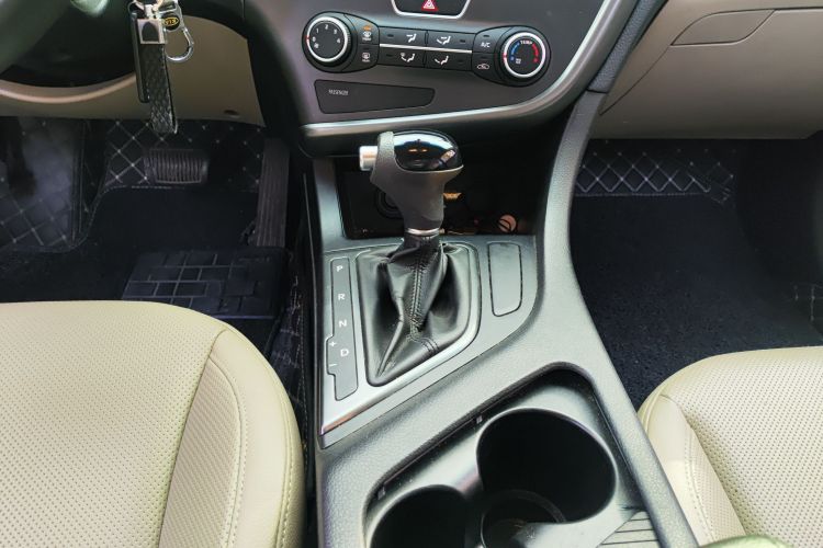 起亚K5 2015款 2.0L 自动GL中控内饰18