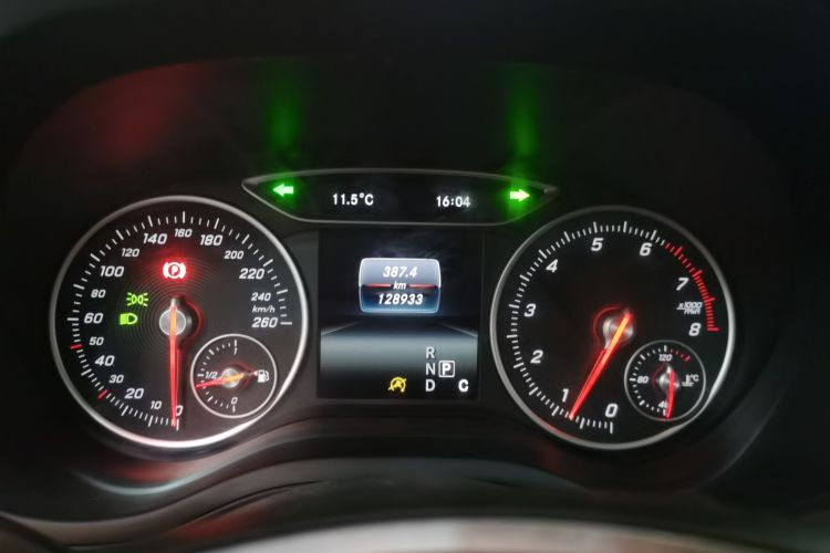 奔驰B级 2015款 B 200 动感型中控内饰14