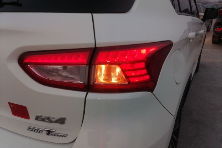 广汽传祺 传祺GS4 2015款 200T G-DCT豪华版车身外观9