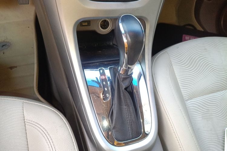 别克 英朗 2013款 GT 1.6L 自动时尚版中控内饰18