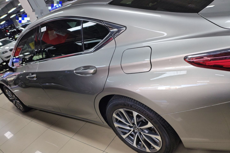 雷克萨斯ES 2021款 200 豪华版车身外观4