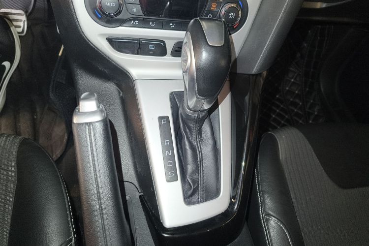 福特 福克斯 2012款 两厢 2.0L 自动豪华运动型局部细节18