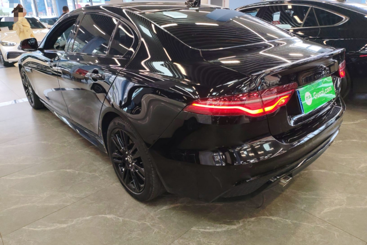 捷豹XEL 2024款 2.0T 250PS R-DYNAMIC S耀黑运动版车身外观4