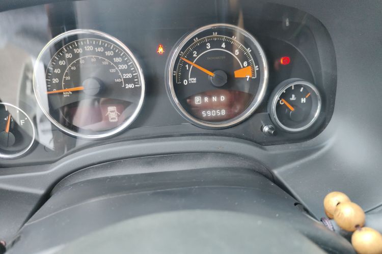 Jeep 指南者(进口) 2013款 2.0L 两驱豪华版中控内饰15