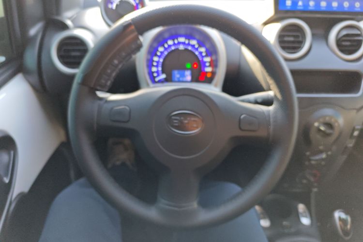 比亚迪F0 2015款 1.0L AMT 铉酷型中控内饰13