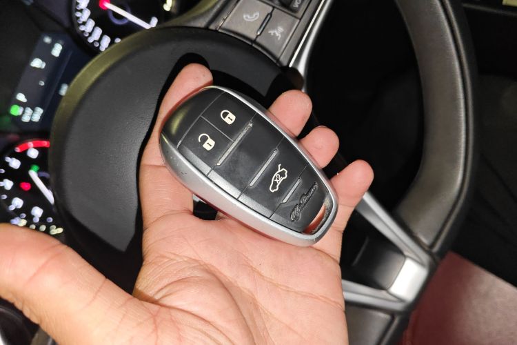 阿尔法·罗密欧 Giulia朱丽叶 2017款 2.0T 280HP Milano限量版中控内饰11