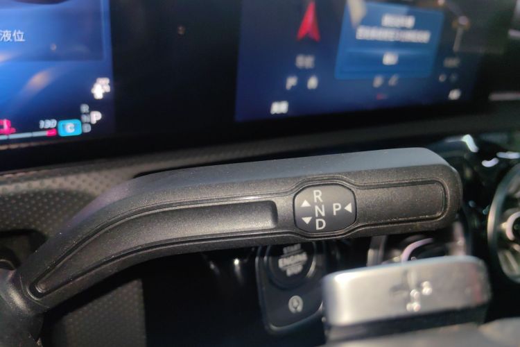 奔驰A级 2024款 改款 A 200 L 时尚型中控内饰18