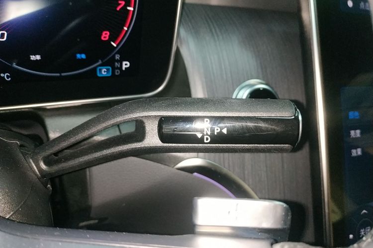 奔驰GLC 2024款  改款 GLC 260 L 4MATIC 豪华型 5座中控内饰18