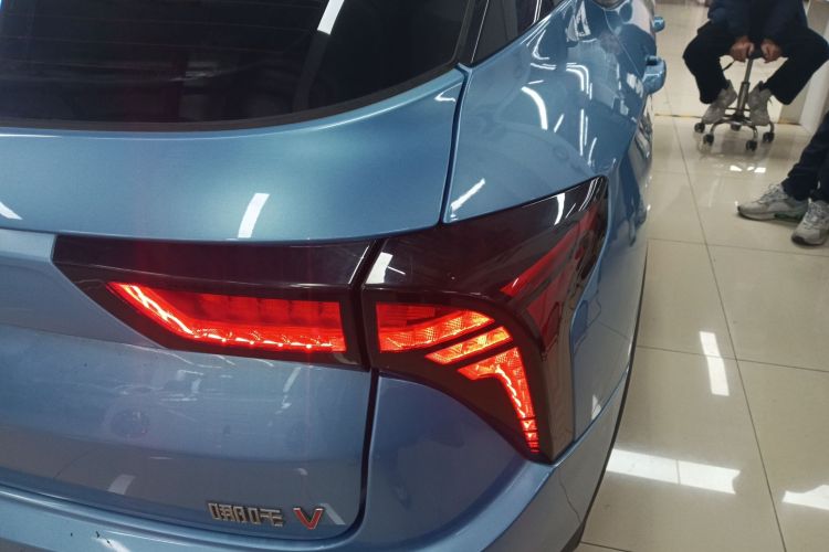 哪吒汽车 哪吒V 2021款 长续航娱乐版车身外观9