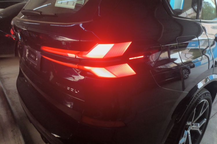 宝马X5 2023款 xDrive 30Li 尊享型M运动曜夜套装车身外观6006