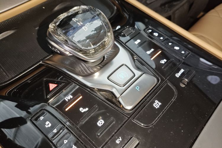 腾势D9 2024款 DM-i 1050 尊享型中控内饰7001