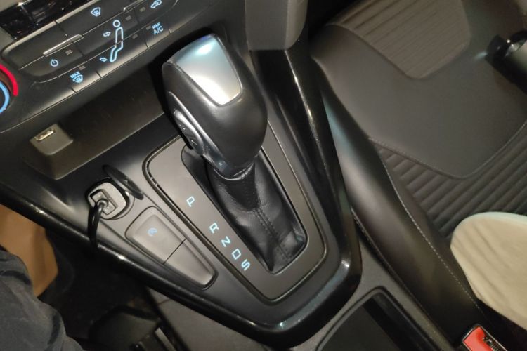 福特 福克斯 2017款 三厢 EcoBoost 125 自动超能风尚型智行版中控内饰18