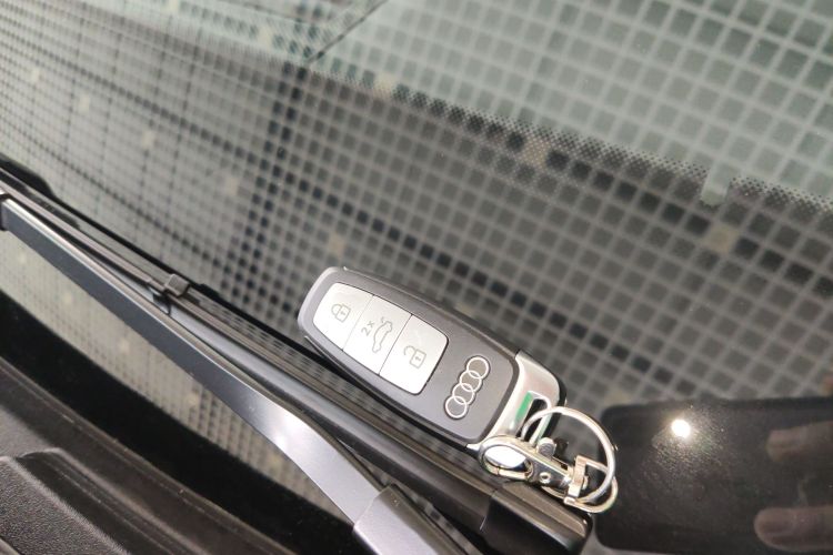 奥迪A6L 2025款 改款 45 TFSI quattro 臻选动感型中控内饰11