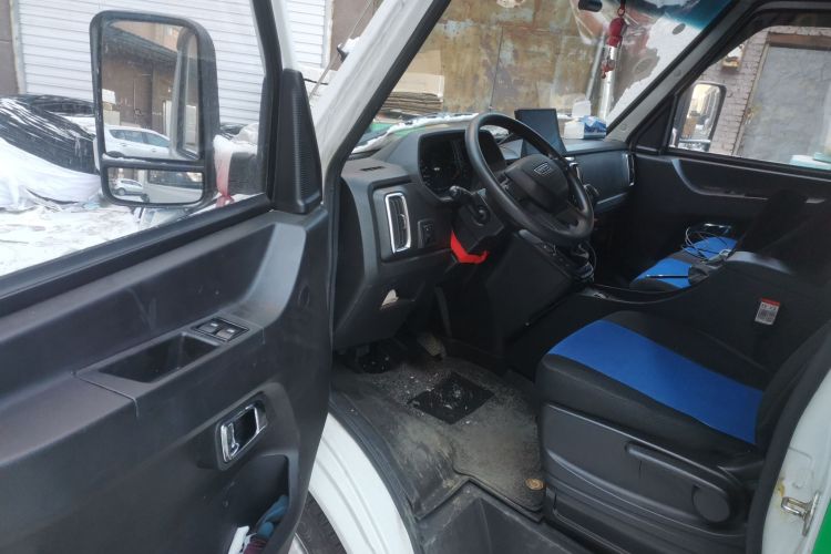 依维柯得意 2023款 2.5T A35M1多用途乘用车短轴中顶双胎侧拉门 自动挡中控内饰20