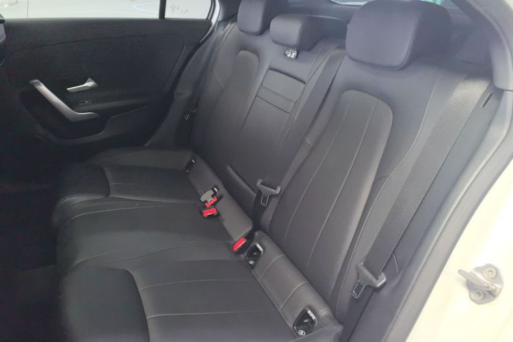 奔驰A级 2020款 改款 A 180 L 运动轿车特殊配置中控内饰21